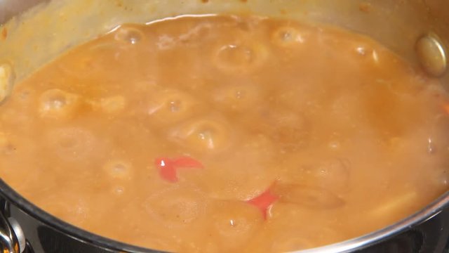 カレーを煮込む　調味