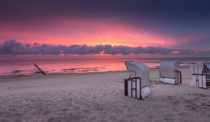 Strandkörbe an der Ostsee mit purpurnen Himmel - obrazy, fototapety, plakaty