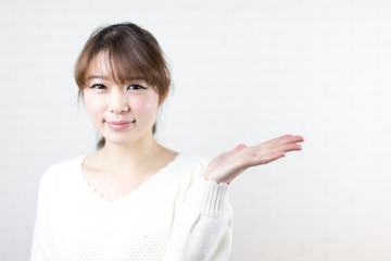 女性・白バック