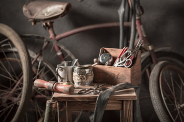 Atelier de réparation de vélos vintage avec outils, roues et tube