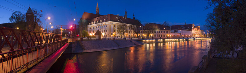 Fototapeta premium Tumsky Island illuminated at night