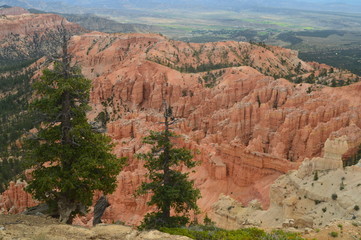 Fototapeta na wymiar Wonderful Hodes Formations In Bryce Canyon. Geology. Travel.Nature. June 25, 2017. Bryce Canyon. Utah. Arizona. EEUU. USA.
