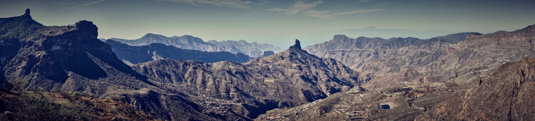 Paysage montagneux de Gran Canaria en Espagne / Sommet de la montagne &quot Roque Bentaiga&quot  à côté du sommet de la montagne &quot Roque Nublo&quot 