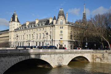 Obraz premium Seine en crue au pont Saint-Michel à Paris, France
