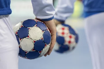 Photo sur Aluminium Sports de balle Handball players holding balls for handball