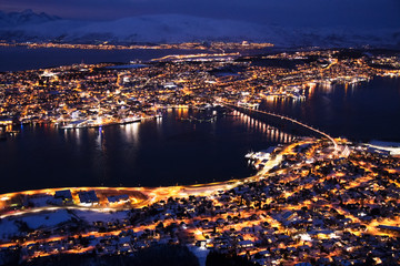 Fototapeta na wymiar Blick von Fjellheisen in Tromso bei Nacht