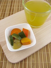 Frisch gekochte Gemüsebrühe mit Hokkaido Kürbis