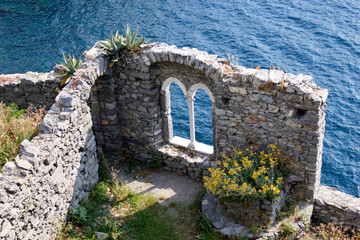 picturesque view at a meditteranean ruin abandon at the ocean - 189939647
