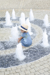 水遊びをする女の子