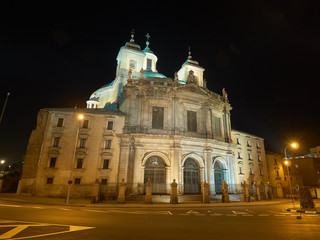 Fototapeta na wymiar Vista Nocturna de la Fachada de la Real Basílica de San Francisco el Grande en la Ciudad de Madrid, España, Europa