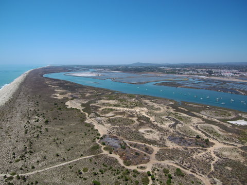 Tavira (Portugal) ciudad portuguesa de la costa del Algarve  que desemboca en las lagunas del parque natural de Ría Formosa. Fotografia aerea con Drone