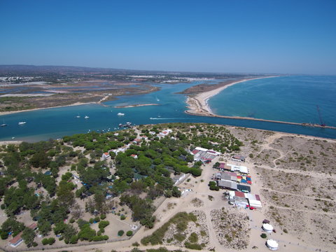 Tavira (Portugal) ciudad portuguesa de la costa del Algarve  que desemboca en las lagunas del parque natural de Ría Formosa. Fotografia aerea con Drone