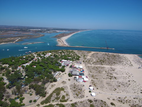 Playa de Tavira (Portugal) ciudad portuguesa de la costa del Algarve  que desemboca en las lagunas del parque natural de Ría Formosa. Fotografia aerea con Drone