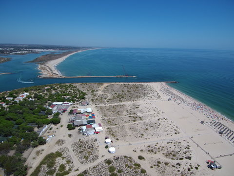 Tavira (Portugal) ciudad portuguesa de la costa del Algarve  que desemboca en las lagunas del parque natural de Ría Formosa. Fotografia aerea con Drone