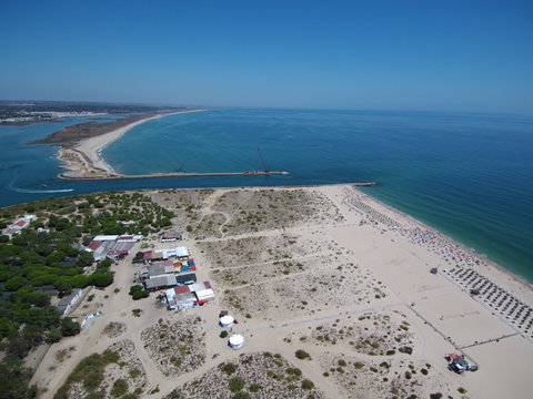 Playa de Tavira (Portugal) ciudad portuguesa de la costa del Algarve  que desemboca en las lagunas del parque natural de Ría Formosa. Fotografia aerea con Drone