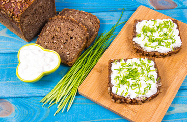 Sandwiches with cottage cheese and chives.