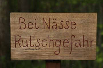 ein warnschild aus holz mit der aufschrift 