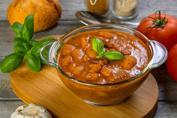 Stewed beans in tomato sauce.