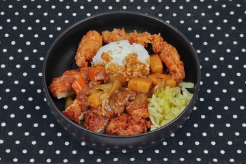 Rice noodle topped minced dried shrimp served with fish curry in coconut milk and herb.