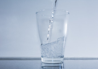 Wasser in das Glas einfüllen - sauberes Trinkwasser 