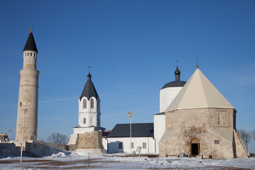 Obraz premium Christianity and Islam together. Big Minaret Complex and Assumtion Church in ruins of Bolgar ancient city on Volga river, archaeological site near Kazan, Tatarstan, Russia