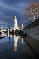 Fototapeta premium inondation de la Seine au pont Alexandre III dans Paris