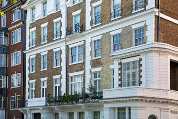 Obraz premium London, UK. Residential aria of Kensington and Chelsea. Sloan street with row of periodic buildings. Luxury property in the centre of London.