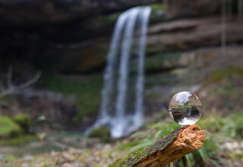Glaskugel am Wasserfall am Bach