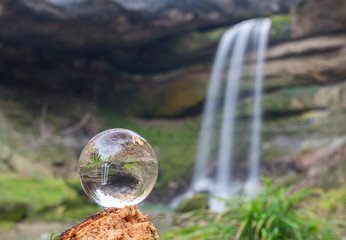 Glaskugel am Wasserfall am Bach