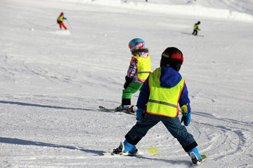 Fototapeta na wymiar Kinder in der Skischule