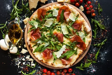 Photo sur Plexiglas Pizzeria Pizza au saumon et à la roquette. Repas de restaurant léger et savoureux pour un gourmet