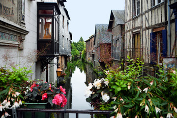 romantische altes Fachwerk am Kanal in Pont-Audemer - obrazy, fototapety, plakaty