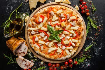 Papier Peint photo Pizzeria pizza hawaïenne aux ananas. Concept de recette gastronomique. Délicieux repas pour clients spéciaux.