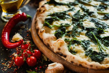 Pizza aux épinards pour les végétariens. Mode de vie végétalien de nutrition saine. Cuisine italienne moderne