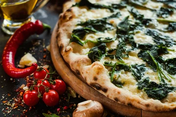 Photo sur Plexiglas Pizzeria Pizza aux épinards pour les végétariens. Mode de vie végétalien de nutrition saine. Cuisine italienne moderne