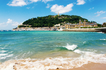 Naklejka premium Widok na piaszczystą plażę w San Sebastian (Donostia), Hiszpania w lovelyl letni dzień. San Sebastian to jedno z najbardziej znanych miejsc turystycznych w Hiszpanii