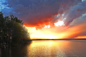 Obraz na płótnie Canvas beautiful sunset over the river