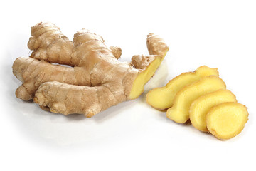 Gingembre sur fond blanc 