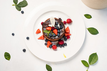 concept de confiserie de gâteau sucré chef-d& 39 œuvre de dessert. tiramisu au chocolat aux fruits rouges. photo pour le menu du restaurant.