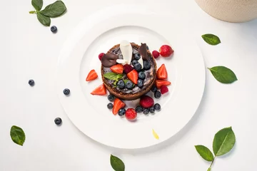 Fotobehang dessert meesterwerk zoete cake zoetwaren concept. chocolade tiramisu met bessen. foto voor restaurantmenu. © Photodrive