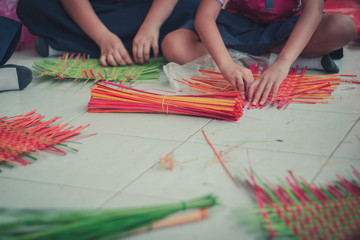 Obraz premium Closeup to hand of Thai students grade 4 in primary school are weaving pattern thai.