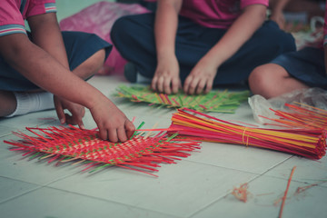 Obraz premium Closeup to hand of Thai students grade 4 in primary school are weaving pattern thai.
