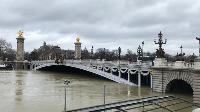 Crue de la Seine sous le pont Alexandre III à Paris