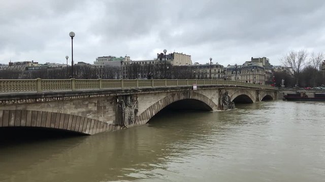 Crue de la Seine sous le pont de Invalides à Paris