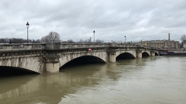 Crue de la Seine sous le pont de la Concorde à Paris