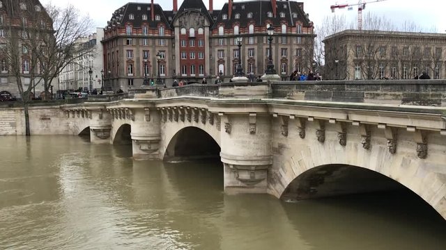 Crue de la Seine sous le Pont Neuf  à Paris