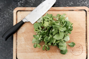 Feldsalat auf dem Schneidebrett