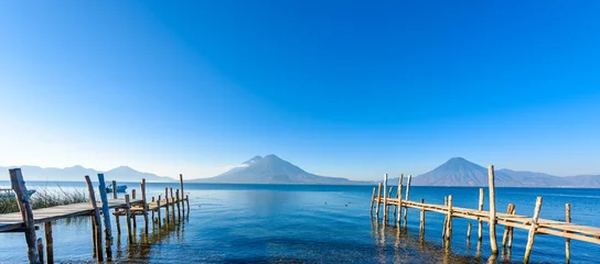 Fototapete Seebrücke Holzsteg am Atitlan-See am Strand von Panajachel, Guatemala. Mit wunderschöner Landschaftskulisse der Vulkane Toliman, Atitlan und San Pedro im Hintergrund. Vulkanhochland in Mittelamerika.
