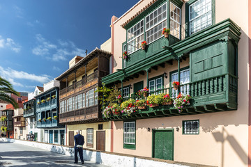 Fototapeta premium Typische blumengeschmückte kanarische Balkone in Santa Cruz in La Palma