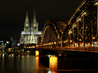 Fototapeta premium Köln Brücke Nacht Dom